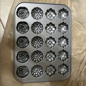 Nordic Ware Petits Fours Pan 20 count cakes.  Pre owned. Slight scratch. See pic